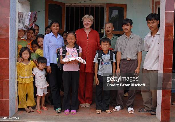 Marie-Luise Marjan , Patenkind Chu Thi Yen , Mutter Nguyen Thi Du , Bruder Chu Van Son , Großvater Chu van Muc , Vater Chu Van Bac , Dorfbewohner,...