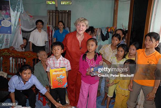 Marie-Luise Marjan , Patenkind Chu Thi Yen , Mutter Nguyen Thi Du , Bruder Chu Van Son , Großvater Chu van Muc , Dorfbewohner, Freunde,...