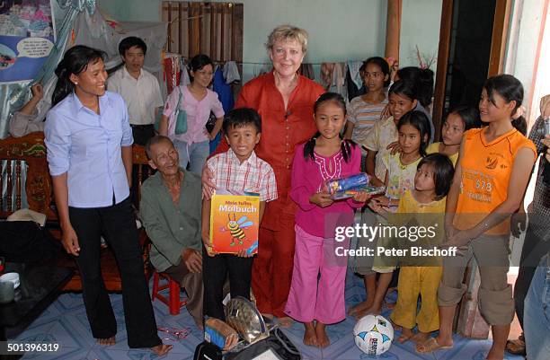 Marie-Luise Marjan , Patenkind Chu Thi Yen , Mutter Nguyen Thi Du , Bruder Chu Van Son , Großvater Chu van Muc , Dorfbewohner, Freunde,...