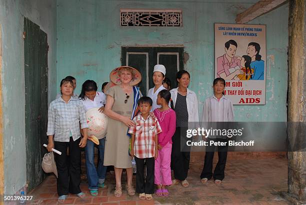 Marie-Luise Marjan , Patenkind Chu Thi Yen , Bruder Chu Van Son , Mutter Nguyen Thi Du , Hebamme , Schwangere , Einheimische, Besuch von Patenkind...