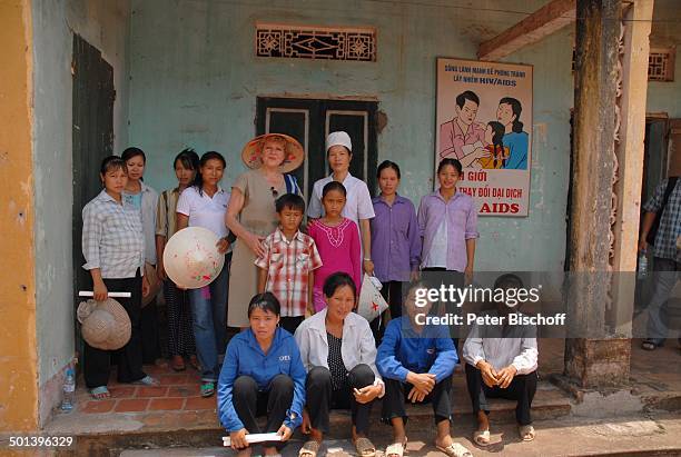 Marie-Luise Marjan , Patenkind Chu Thi Yen , Bruder Chu Van Son , Mutter Nguyen Thi Du, Hebamme , Schwangere , Einheimische, Besuch von Patenkind von...