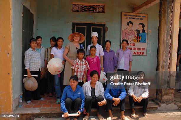 Marie-Luise Marjan , Patenkind Chu Thi Yen , Bruder Chu Van Son , Mutter Nguyen Thi Du, Hebamme , Schwangere , Einheimische, Besuch von Patenkind von...