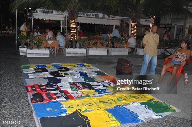 Verkäuferin von Fußball-Trikots an der "Copacabana", Strand in Rio de Janeiro, Brasilien, Südamerika, Bar, Restaurant, Reise, NB, DIG; Prod.-Nr.:...