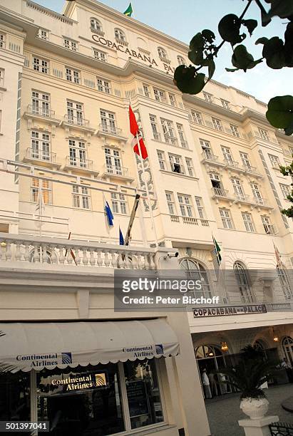 Fassade mit Flaggen vom Hotel "Copacabana Palace" an der "Copacabana", S t r a n d in Rio de Janeiro, Brasilien, Südamerika, aussen, Fensterfront,...