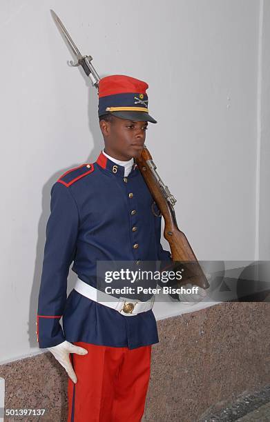 Soldat an Tor-Einfahrt Militär-Fort und Historisches Museum "Forte de Copacabana", Rio de Janeiro, Brasilien, Südamerika, Uniform, Gewehr, Reise, NB,...