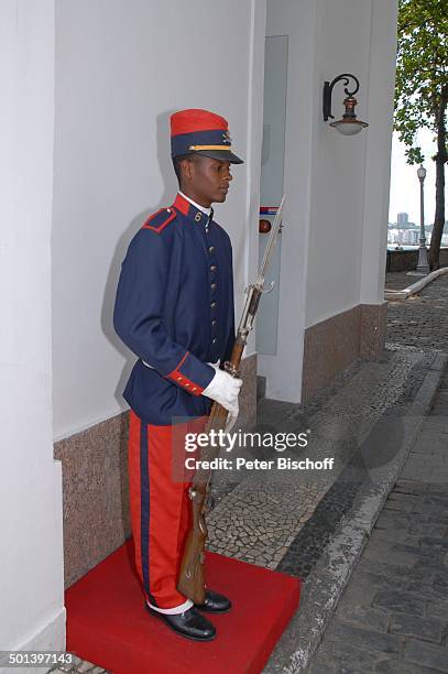 Soldat an Tor-Einfahrt Militär-Fort und Historisches Museum "Forte de Copacabana", Rio de Janeiro, Brasilien, Südamerika, Uniform, Gewehr, Reise, NB,...