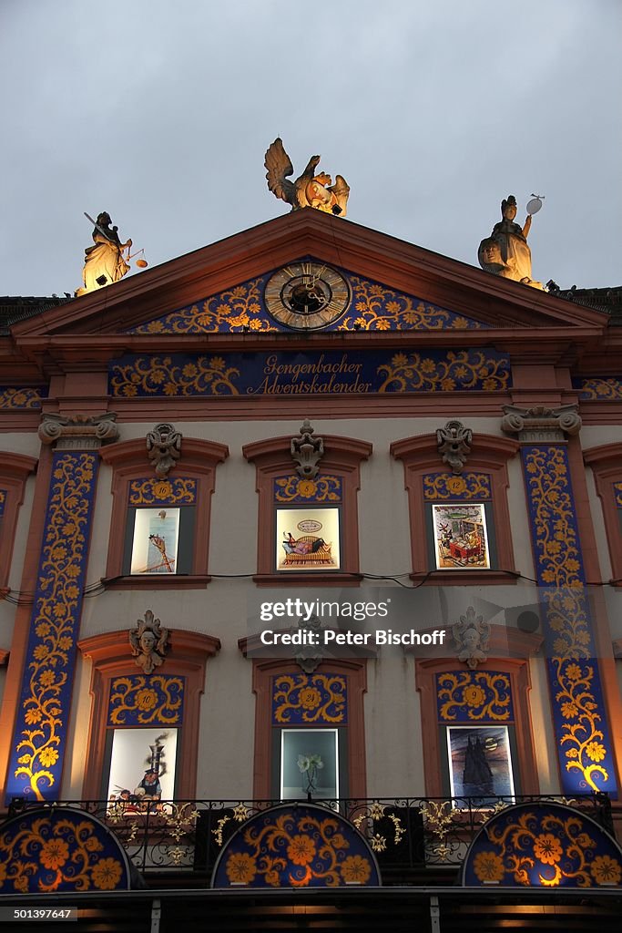 6 Fenster vom "Größten Adventskalender der Welt" am Heiligabend, Rathaus von Gengenb
