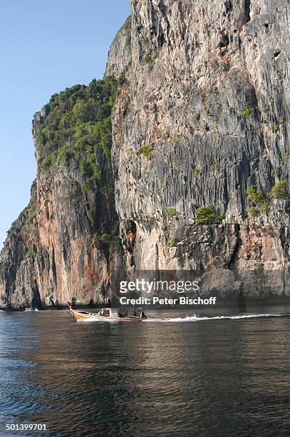 Boot vor Felsen bei Insel Phi Phi Island, Andamanen-See, Thailand, Asien, Reise, BB, DIG; P.-Nr.: 192/2004, ;