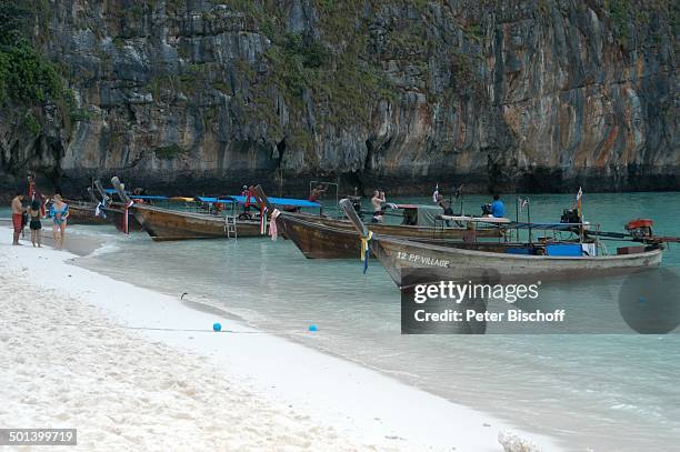 Boote am Strand, bei Insel Phi Phi Island, Andamanen-See, Thailand, Asien, Reise, BB, DIG; P.-Nr.: 192/2004, ;