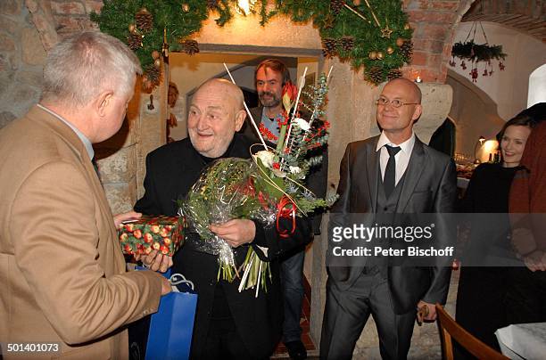 Rolf Hoppe mit Gast, rechts: Schwiegersohn Dirk Neumann , Geburtstagsfeier und Gala zum 80. Geburtstag von Rolf Hoppe, Theater "Rolf Hoppes...