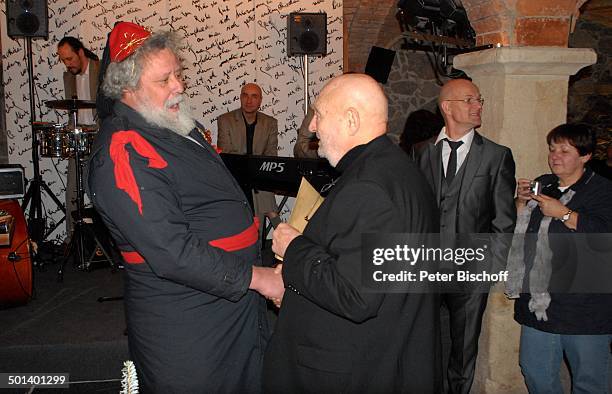 Rolf Hoppe mit "Weihnachtsmann" , dahinter rechts: Schwiegersohn Dirk Neumann und Mitglieder Musikgruppe "Tumba Ito", Geburtstagsfeier und Gala zum...