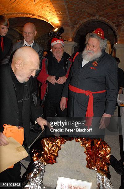 Rolf Hoppe mit "Weihnachtsmann" , dahinter links: Schwiegersohn Dirk Neumann , Geburtstagsfeier und Gala zum 80. Geburtstag von Rolf Hoppe, Theater...
