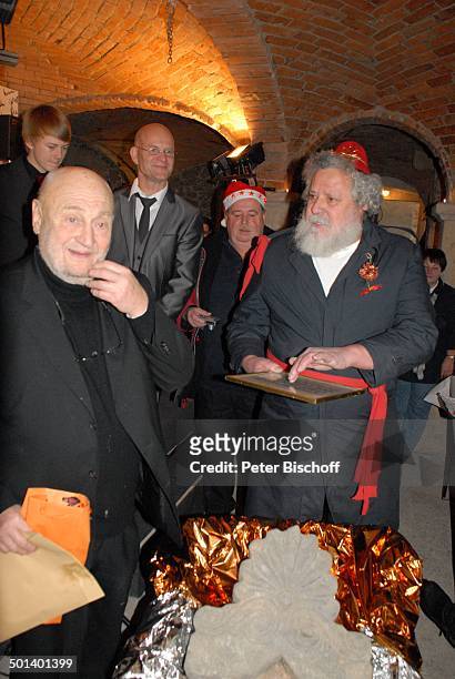 Rolf Hoppe mit "Weihnachtsmann" , dahinter links: Schwiegersohn Dirk Neumann , Geburtstagsfeier und Gala zum 80. Geburtstag von Rolf Hoppe, Theater...