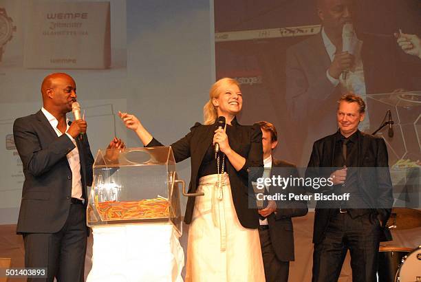 Yared Dibaba , Ina Müller , dahinter Mitwirkende, Benefiz-Gala 4. "Wolkenschieber-Gala" - "Stars servieren 5-Gänge-Menü" zu Gunsten Bremer Kinder und...