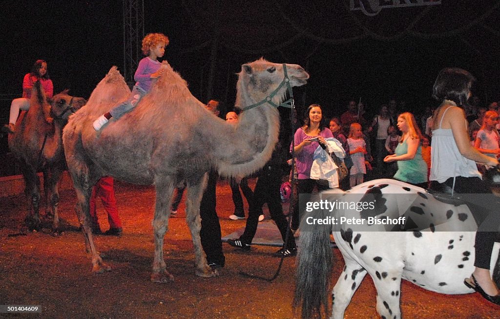 Kamel-Reiten bei Zirkus-Vorstellung vom "Circus Universal Renz", Bremen, Deutschland