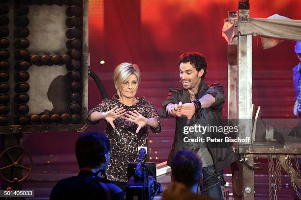 Carmen Nebel , Andreas Ehrlich vom Magier-Duo "Ehrlich Brothers", ZDF-Musikshow "Willkommen bei Carmen Nebel", Bördelandhalle, Magdeburg,...