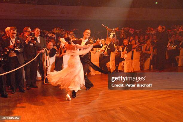 Tanzpaar bei Gala 42. "Ball des Sports", Rhein-Main-Hallen, Wiesbaden, Hessen, Deutschland, Europa, Party, Feier, Tanz, tanzen, Tänzer, Tänzerin,...