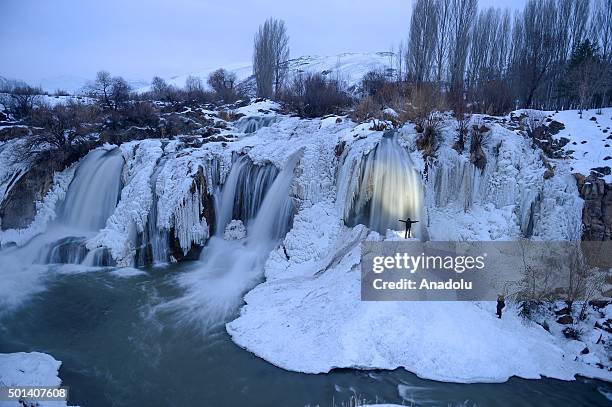 Extreme cold freezes parts of Turkey's Muradiye Falls, Fotografia de notícias