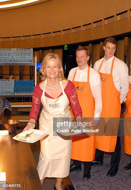 Claudia Rieschel , dahinter Servicekräfte, Benefiz-Gala 4. "Wolkenschieber-Gala" - "Stars servieren 5-Gänge-Menü" zu Gunsten Bremer Kinder und...