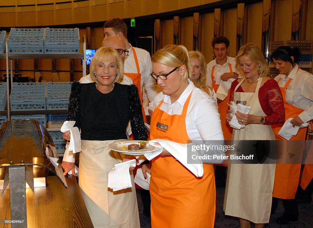 Dagmar Berghoff (li., Ex-ARD-"Tagesschau"-Sprecherin beim Warten auf Teller), Claudi