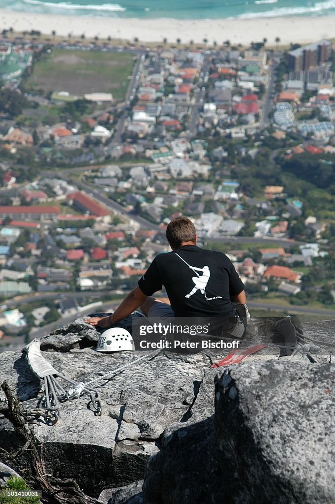 Kletterer vorm Abseilen vom Tafelberg (darunter Kapstadt), Tafelberg-Nationalpark, S