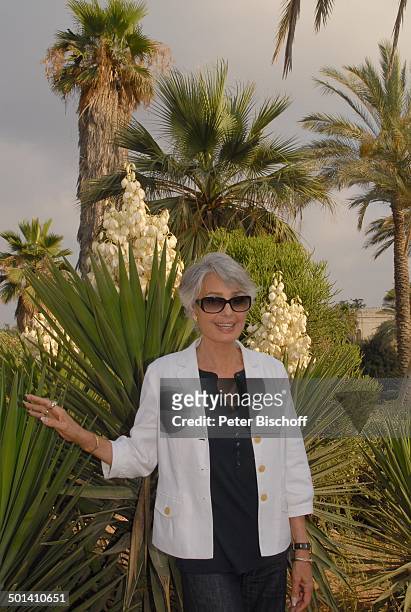 Daliah Lavi-Gans, bei der "Wunschbrücke" , Urlaub, Jaffa, Israel, Naher Osten, Blick auf Mittelmeer, alte Heimat der Sängerin, Sonnenbrille,...