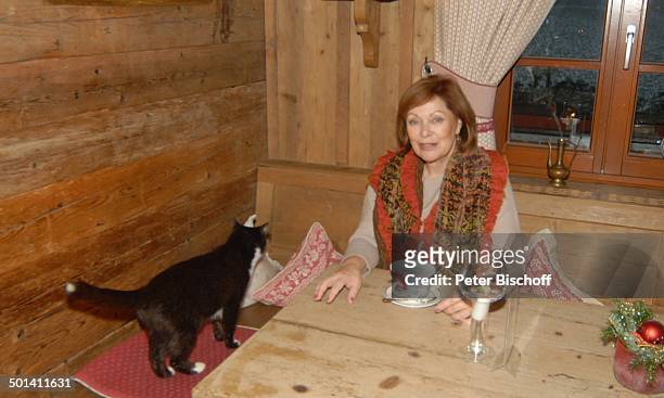 Heide Keller mit Katze, Tee trinken in der Renchtalhütte , gehört zum 5-Sterne-Relais & Chateaux-Hotel "Dollenberg", Renchtal, Bad Griesbach,...