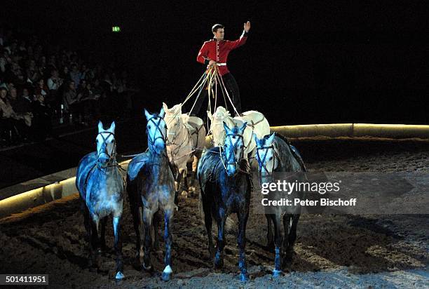 Laury Tisseur steht auf Rücken von 2 Cremello-Hengsten, davor 4 weitere Pferde, Publikum, Pferde-Nummer "Ungarische Post", Pferde-Show "Apassionata"-...