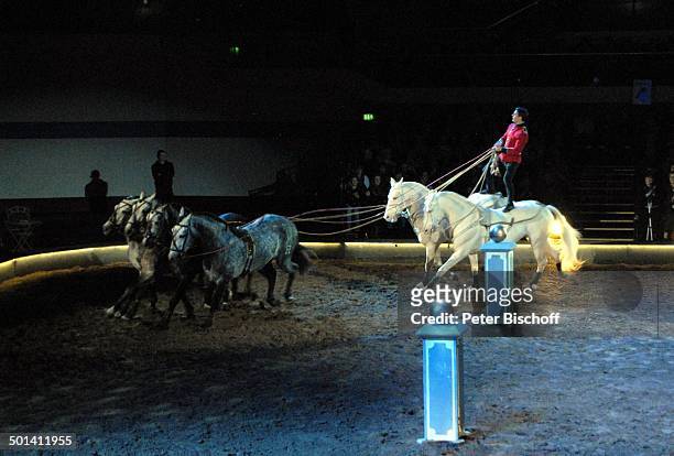 Laury Tisseur steht auf Rücken von 2 Cremello-Hengsten, davor 4 weitere Pferde, Pferde-Nummer "Ungarische Post", Pferde-Show "Apassionata"- "Zeit für...