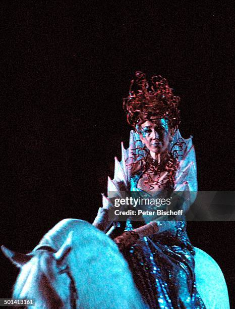 Mercedes Fernández auf Pferd beim Pas de-Deux-Reiten mit E h e m a n n S é b a s t i e n , Pferde-Show "Apassionata"- "Zeit für Träume" , ÖVB-Arena,...