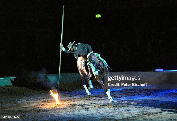 Sebastián Fernández beim Reiten auf Pferd , Publikum und Fans, Pferde-Show "Apassionata"- "Zeit für Träume" , ÖVB-Arena, Bremen, Europa, Auftritt,...