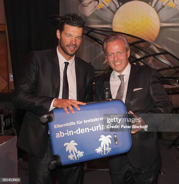 Michael Ballack , Veranstalter Steffen Göpel mit Koffer bedruckt mit Sponsor-Logo "Elternhilfe für krebskranke Kinder von ab-in-den-Urlaub.de",...