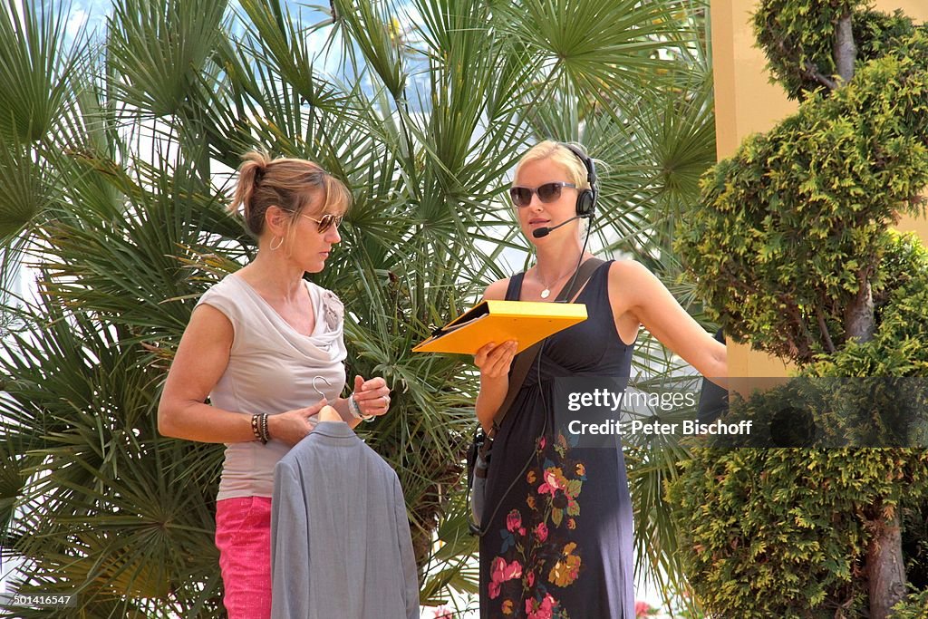 Susanne Mross (rechts, schwanger, Assistentin von Ehemann S t e f a n Mross) mit Kos