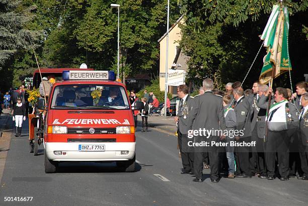 Feuerwehr-Auto und Mitglieder vom Schützenverein Worpswede beim Erntefest-Umzug, Worpswede , Teufelsmoor, Niedersachsen, Deutschland, Europa,...