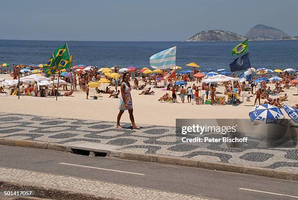 Brasilianer und Brasilianerinnen am Strand "Copacabana", Rio de Janeiro, Brasilien, Südamerika, Meer, brasilianische Flagge, Reise, NB, DIG;...