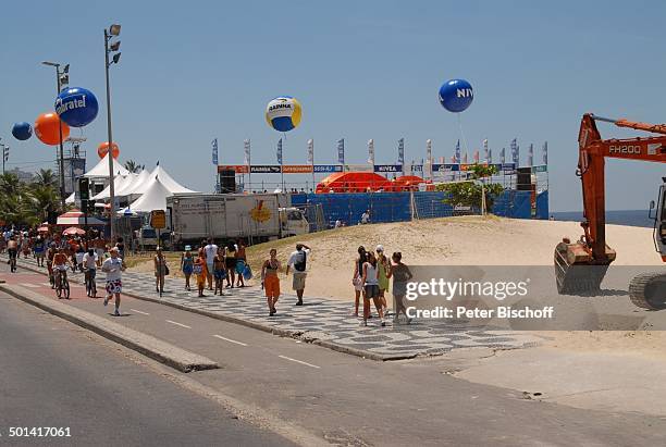 Brasilianer und Brasilianerinnen, Beach-Volleyball-Stadion , am Strand "Copacabana", Rio de Janeiro, Brasilien, Südamerika, Ballons, Nivea-Werbung,...