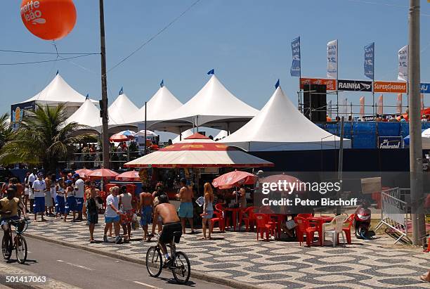 Brasilianer und Brasilianerinnen, Bar und Restaurants am Beach-Volleyball-Stadion , am Strand "Copacabana", Rio de Janeiro, Brasilien, Südamerika,...