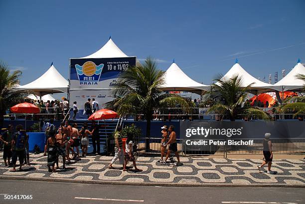 Brasilianer und Brasilianerinnen, Eingang zum Beach-Volleyball-Stadion, am Strand "Copacabana", Rio de Janeiro, Brasilien, Südamerika, Zelt-Dächer,...