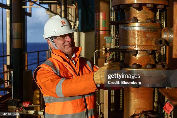 Armada Rig 465 Oil Rig Deck Stock Photos, High-Res Pictures, and Images - Getty Images