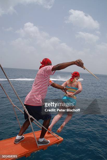 Reiseführer schmeißt Touristin ins Wasser, Piratenschiff "Jolly Joker", Bridgetown, Insel Barbados, Karibik, Segelschiff, Schiff, Kostüm, Reise, BB,...