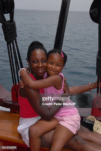 Einheimische Frau mit Kind, Piratenschiff "Jolly Joker", Bridgetown, Insel Barbados, Karibik, Segelschiff, Schiff, Reise, BB, DIG; P.-Nr.: 810/2007, ;