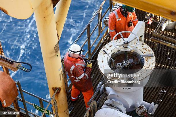 Armada Rig North Sea Oil Rig Workers Photos and Premium High Res Pictures - Getty ...