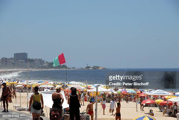 Brasilianer und Brasilianerinnen am Strand "Copacabana", Rio de Janeiro, Brasilien, Südamerika, Meer, Reise, NB, DIG; Prod.-Nr.: 329/2007, ;