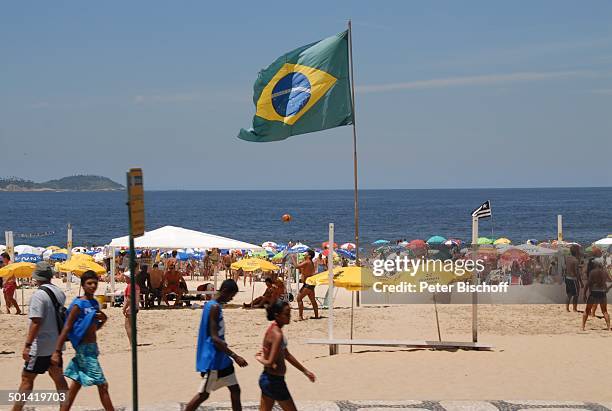 Brasilianer und Brasilianerinnen am Strand "Copacabana", Rio de Janeiro, Brasilien, Südamerika, Meer, brasilianische Flagge, Reise, NB, DIG;...