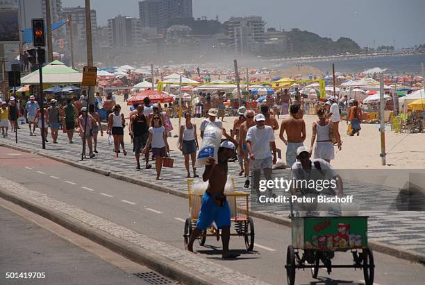 Brasilianer und Brasilianerinnen, Küstenstraße an der "Copacabana", Rio de Janeiro, Brasilien, Südamerika, Meer, Strand, Reise, NB, DIG; Prod.-Nr.:...
