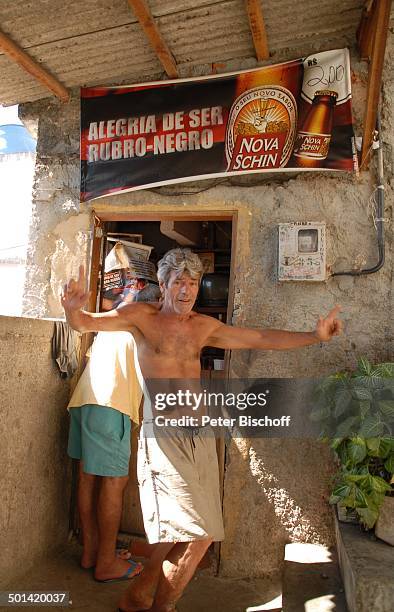 Brasilianer, Einheimische vor Verkaufs-Laden, Tour durch die Favelas, Favela da Rocinha, Rio de Janeiro, Brasilien, Südamerika, Armenviertel,...