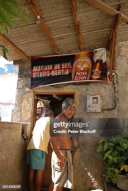 Brasilianer, Einheimische vor Verkaufs-Laden, Tour durch die Favelas, Favela da Rocinha, Rio de Janeiro, Brasilien, Südamerika, Armenviertel,...