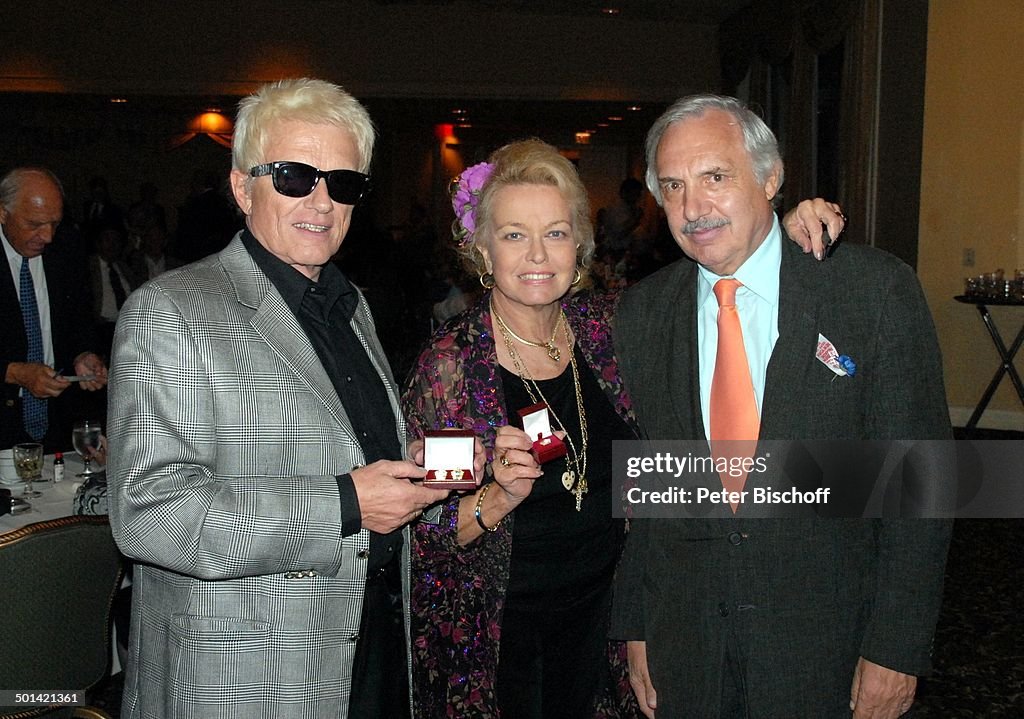 Heino, Ehefrau Hannelore Kramm, Gast (v.l.n.r.), Party nach Konzert bei 34. "German 