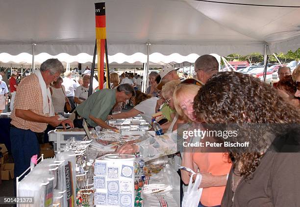 Fans am Souvenir-Shop, 34. "German Heritage Festival", Garden State-Art Center, New Jersey bei New York, Amerika, USA, Volksmusik, Promi, BB, DIG;...