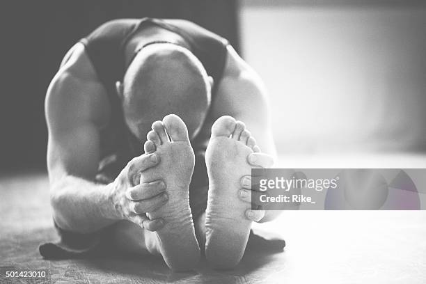 yoga und meditation - yin yoga stock-fotos und bilder